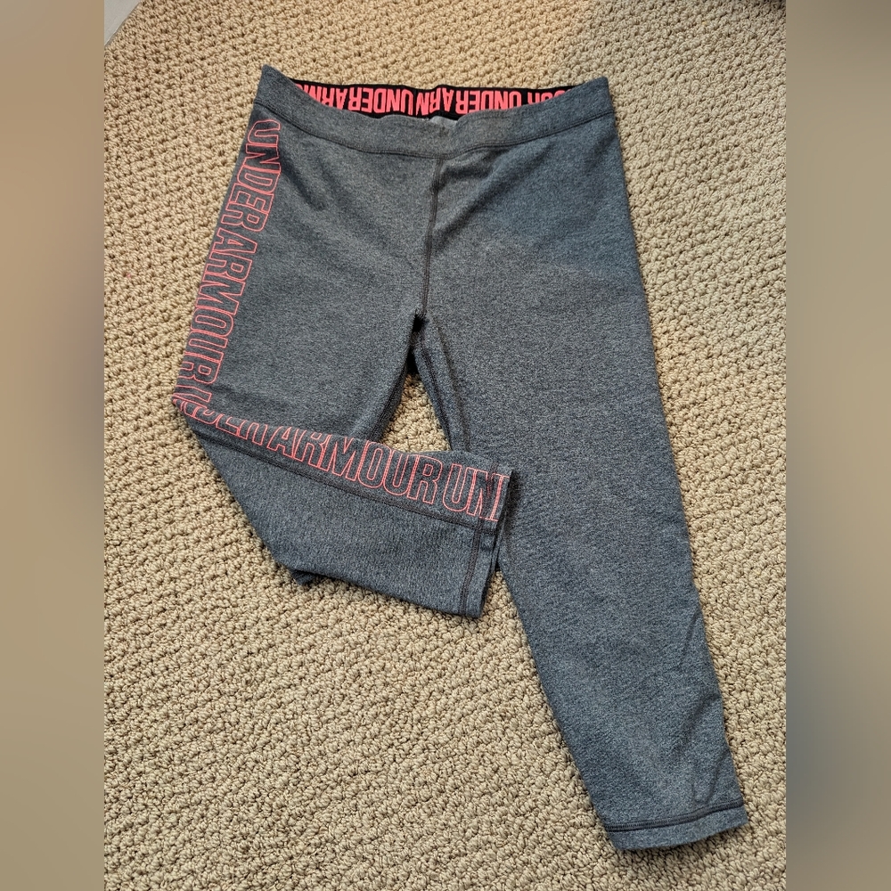 Under Armour women's large capri yoga pant, fits snug